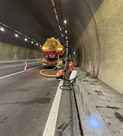 右江隧道排水渠清淤